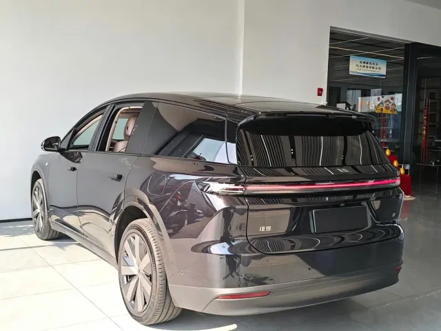 Li Auto i8 — Фото автомобиля 21
