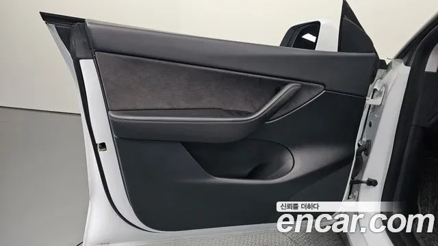 Tesla Model Y — Фото автомобиля 21