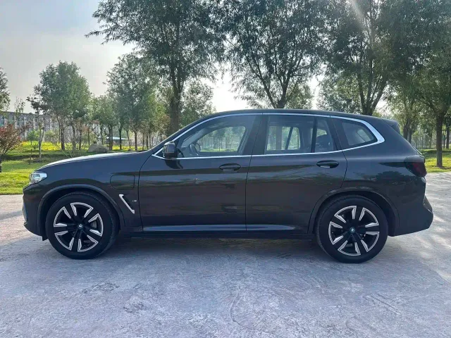 BMW iX3 — Фото автомобиля 7