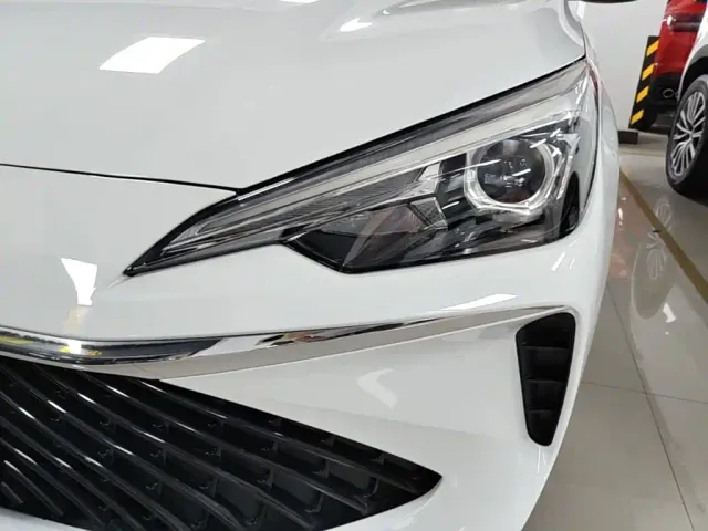 Roewe i5 — Фото автомобиля 23
