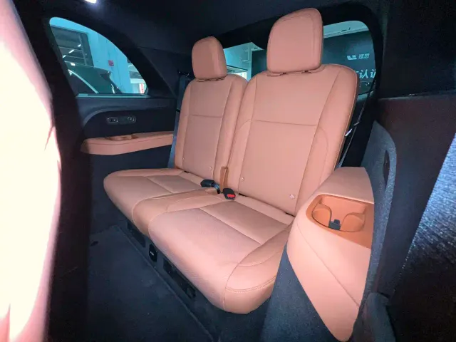 Li Auto L8 — Фото автомобиля 20