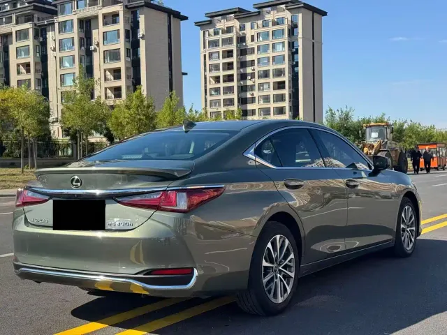 Lexus ES — Фото автомобиля 9