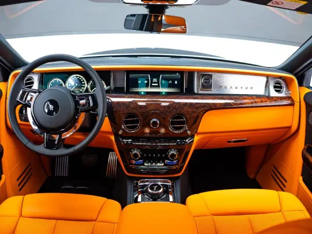 Rolls-Royce Phantom — Фото автомобиля 10