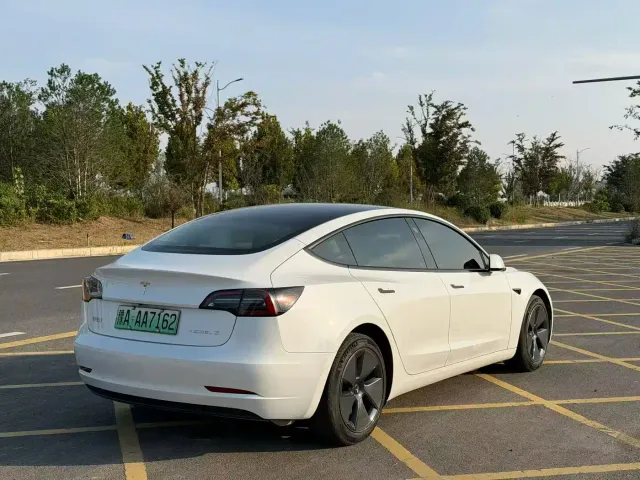 Tesla Model 3 — Фото автомобиля 7
