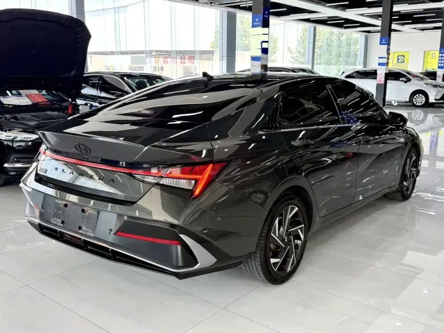 Hyundai Elantra — Фото автомобиля 12