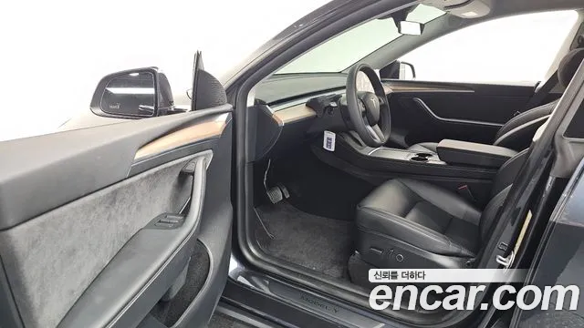 Tesla Model Y — Фото автомобиля 9
