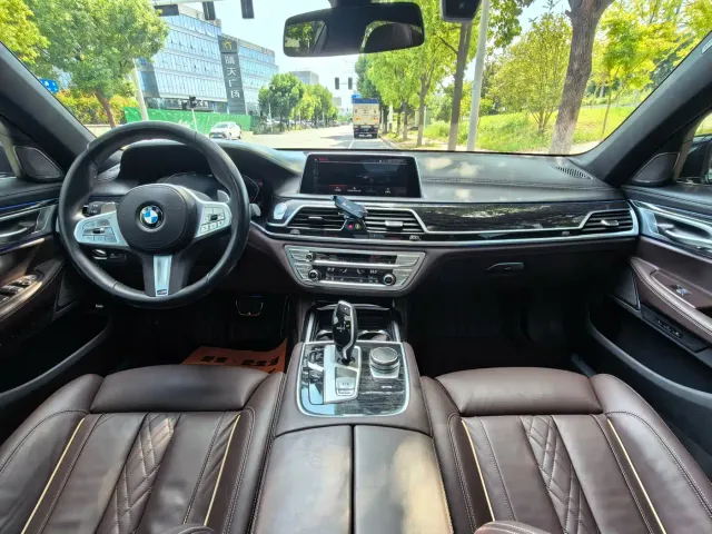 BMW 7 Series — Фото автомобиля 12