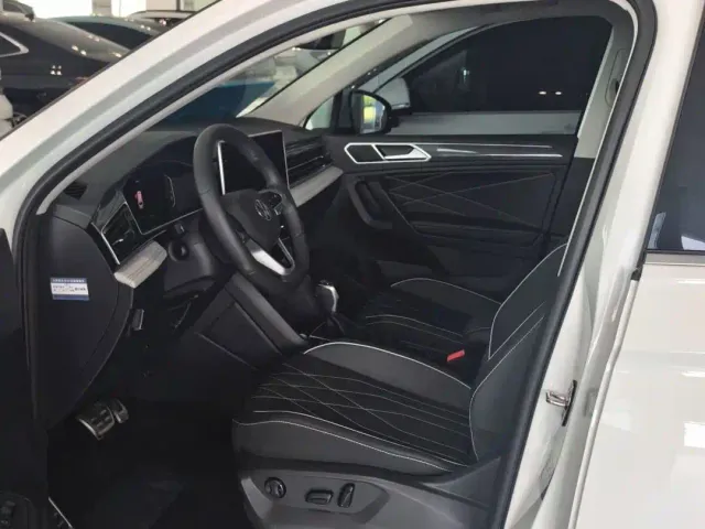 Volkswagen Tiguan L — Фото автомобиля 9