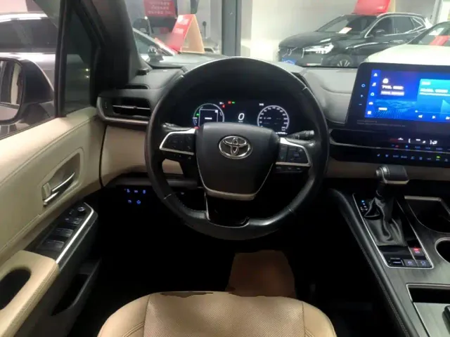 Toyota Sienna — Фото автомобиля 10