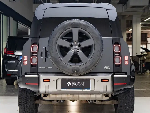Land Rover Defender — Фото автомобиля 8
