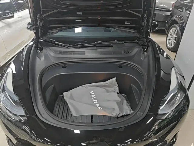 Tesla Model 3 — Фото автомобиля 19