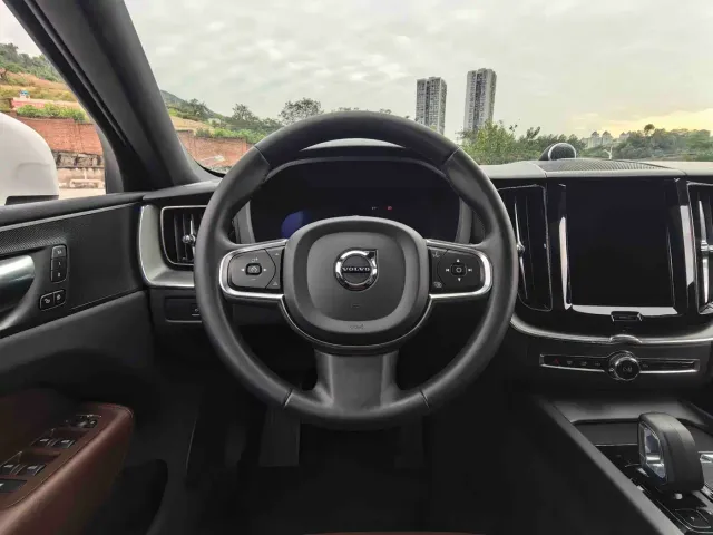 Volvo XC60 — Фото автомобиля 14