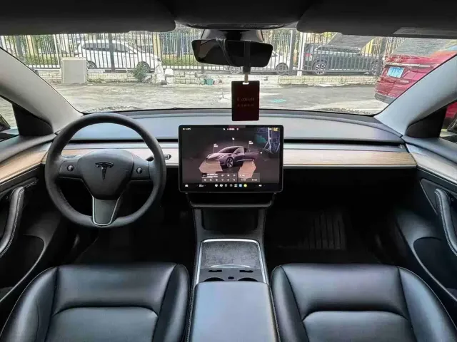 Tesla Model 3 — Фото автомобиля 5