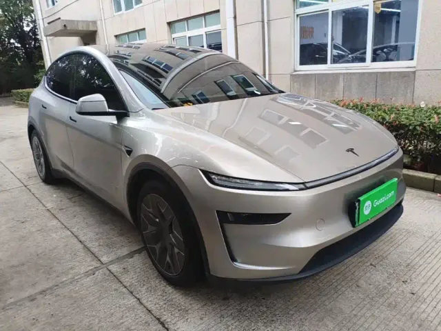 Tesla Model Y L — Фото автомобиля 3