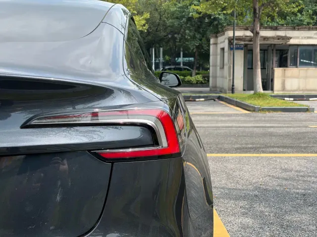 Tesla Model 3 — Фото автомобиля 10