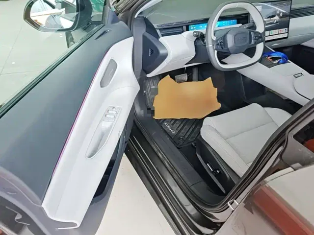Lynk & Co Z10 — Фото автомобиля 11