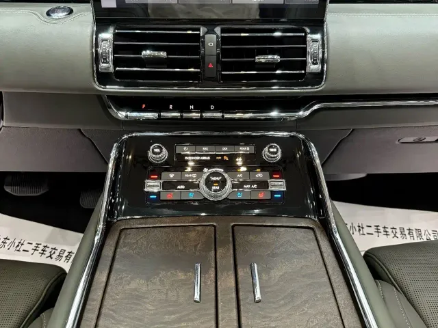 Lincoln Navigator — Фото автомобиля 9
