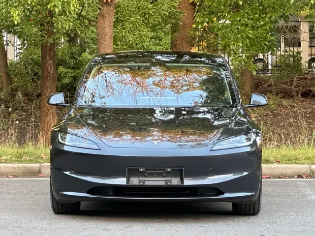 Tesla Model 3 — Фото автомобиля 3