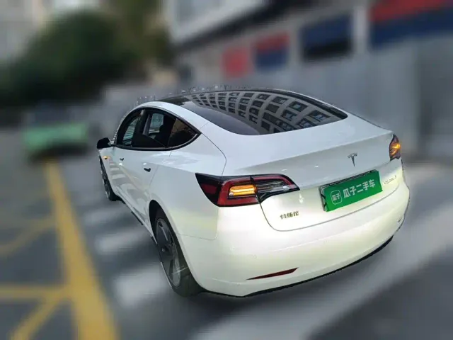 Tesla Model 3 — Фото автомобиля 4
