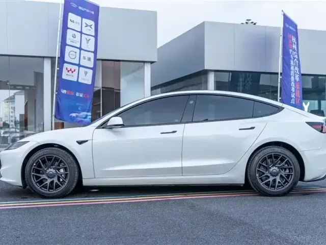 Tesla Model 3 2025 Long Range All-Wheel Drive — Фото автомобиля 5