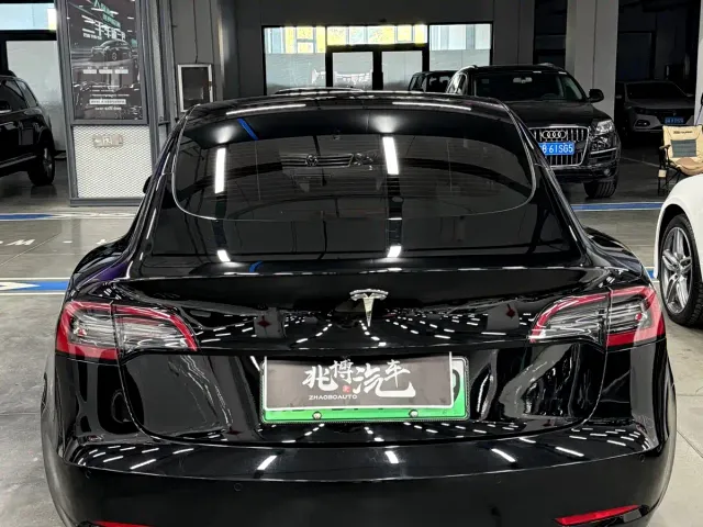 Tesla Model 3 — Фото автомобиля 5