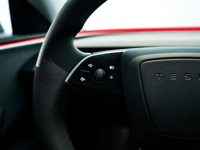 Tesla Model 3 — Фото автомобиля 20