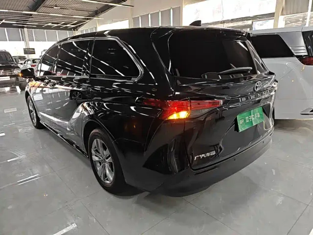 Toyota Sienna — Фото автомобиля 4