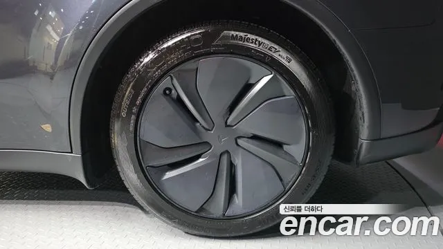 Tesla Model Y — Фото автомобиля 5