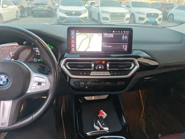 BMW iX3 — Фото автомобиля 9