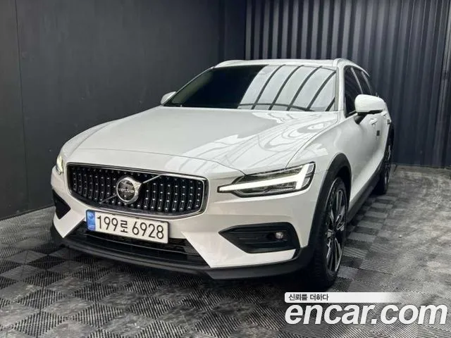 Вольво V60 V60 Cross Country 2 поколение B5 Ultimate AWD — Фото автомобиля 2