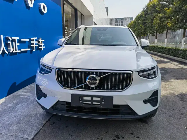 Volvo XC40 — Фото автомобиля 2