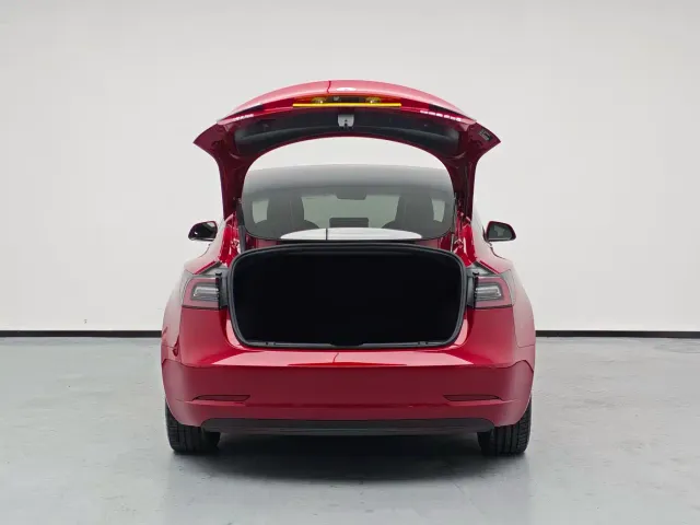 Tesla Model 3 — Фото автомобиля 6