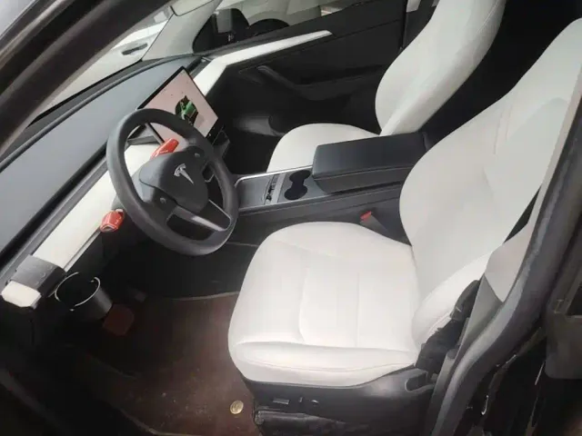 Tesla Model Y — Фото автомобиля 14