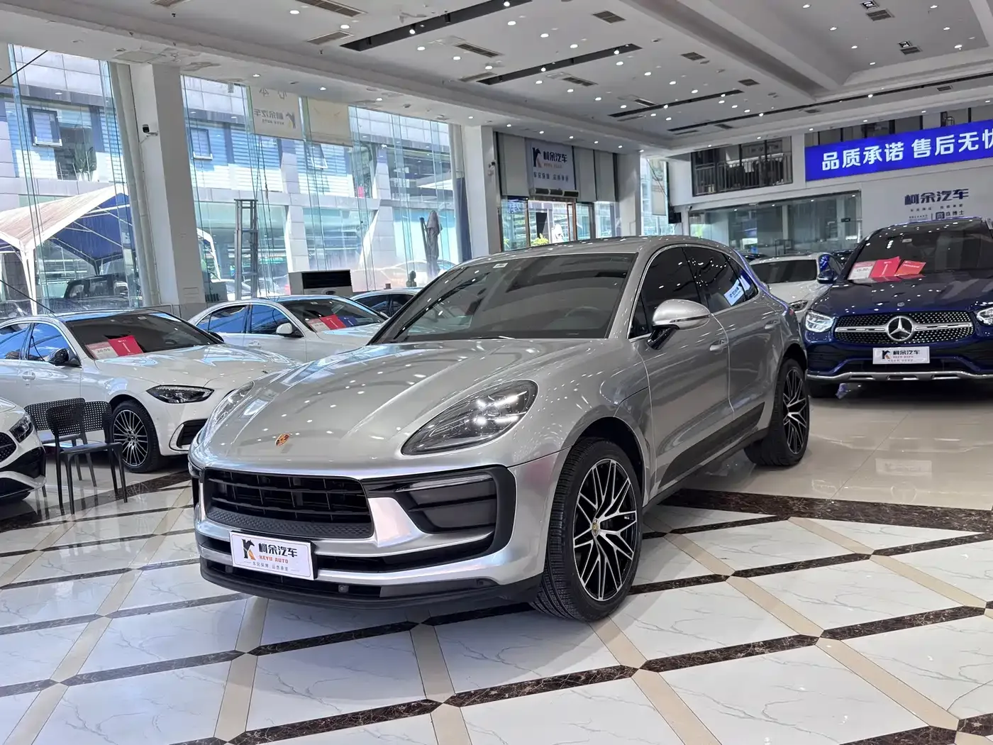 Porsche Macan 2022 Macan 2.0T — Фото автомобиля 2