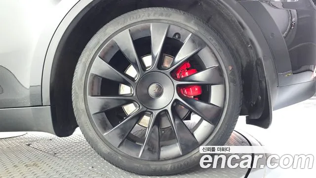 Tesla Model Y — Фото автомобиля 18