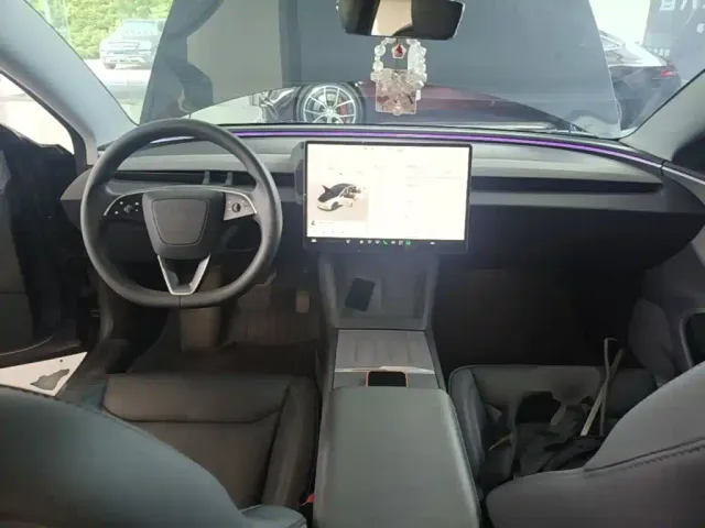 Tesla Model 3 — Фото автомобиля 9