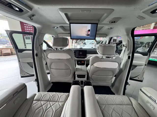 Volvo EM90 — Фото автомобиля 19