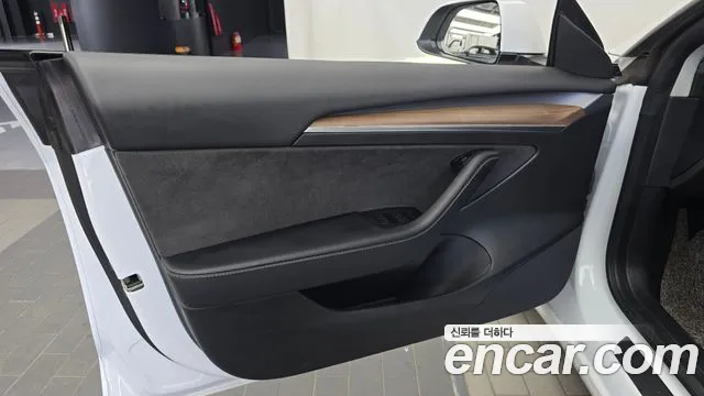 Tesla Model 3 — Фото автомобиля 24