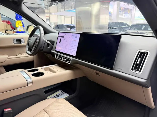Li Auto L8 — Фото автомобиля 12