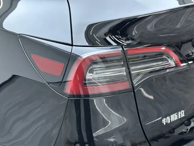 Tesla Model Y — Фото автомобиля 11