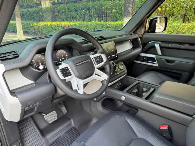 Land Rover Defender — Фото автомобиля 6