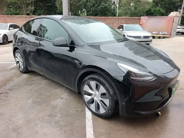 Tesla Model Y — Фото автомобиля 3