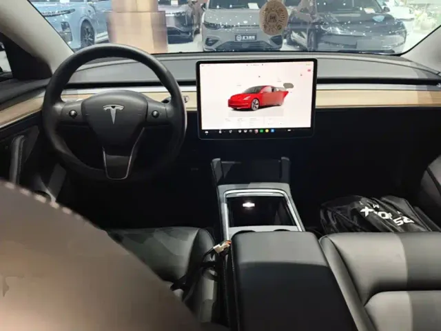 Tesla Model 3 — Фото автомобиля 9