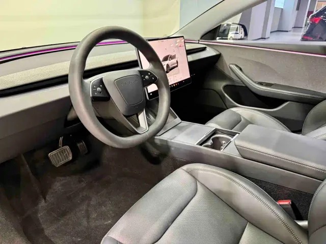 Tesla Model 3 — Фото автомобиля 24