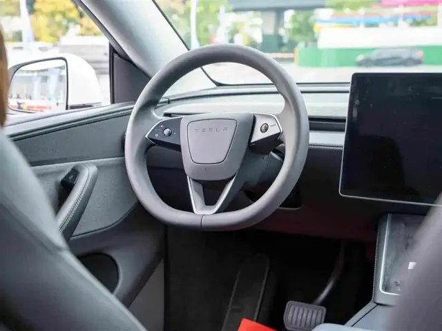 Tesla Model Y — Фото автомобиля 17