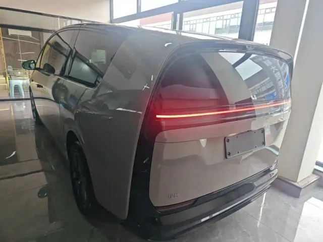 Li Auto MEGA — Фото автомобиля 4