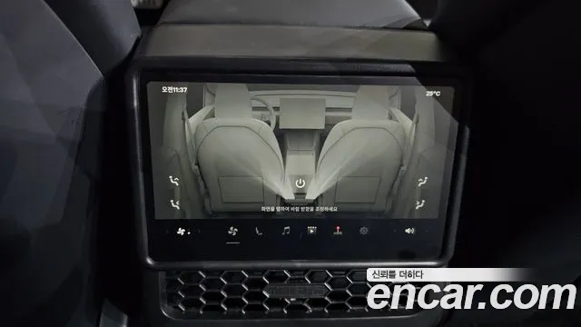 Tesla Model Y — Фото автомобиля 17