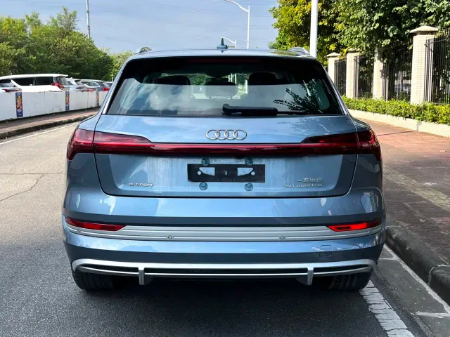 Audi e-tron — Фото автомобиля 6