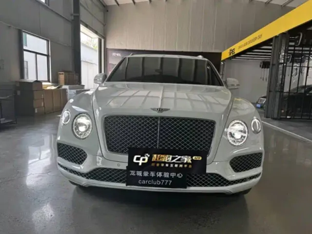 Bentley Bentayga — Фото автомобиля 2
