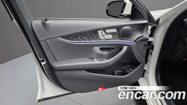 Mercedes-Benz E-Class — Фото автомобиля 22